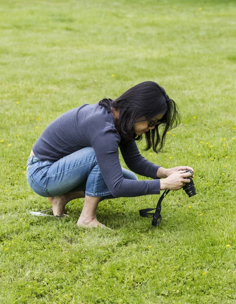 Asiatische Frauen beim Fotografieren von Blumen — Stockfoto