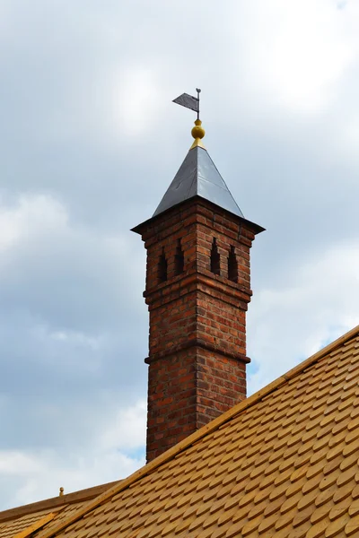Skorsten på ett tak av ett gammalt hus — Stockfoto