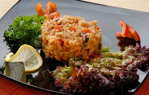 Рис, приготований з овочами — стокове фото