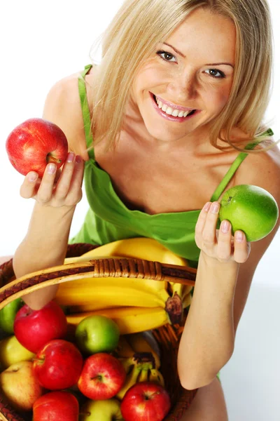 Жінка тримає кошик фруктів — стокове фото