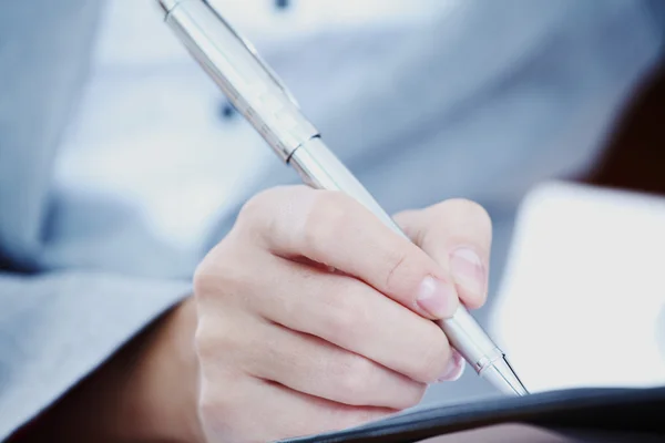 Kvinna skriva med penna — Stockfoto