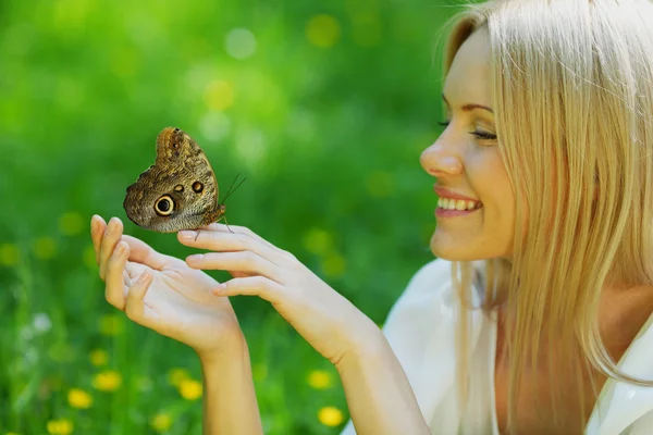 Mulher brincando com uma borboleta — Fotografia de Stock