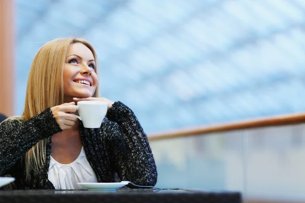 Retrato de uma bela senhora bebendo café da tarde — Fotografia de Stock