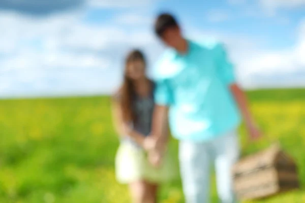 Mann und Frau spazieren bei Picknick — Stockfoto