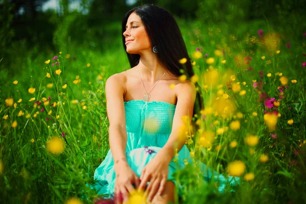 Frau auf Sommerblumenfeld — Stockfoto