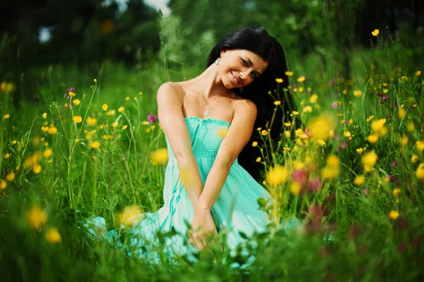 Kobieta kwiat lato pole — Zdjęcie stockowe