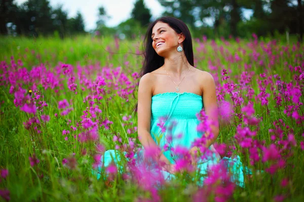 Mulher no campo de flores de verão — Fotografia de Stock