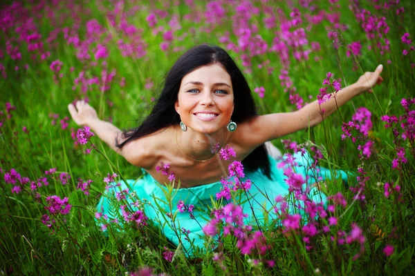 Kvinna på sommar blomma fältet — Stockfoto