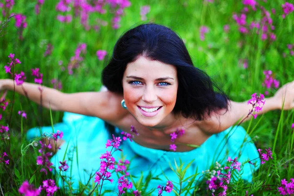 Femme sur champ de fleurs d'été — Photo