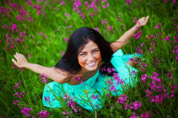Nő a nyári virág mező — Stock Fotó
