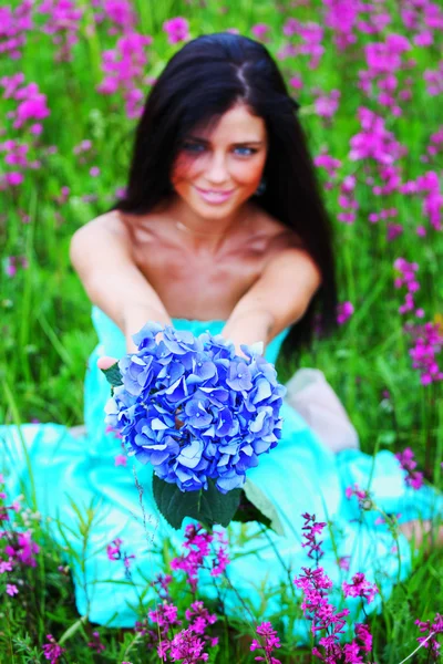 Mujer en el campo de flores de verano — Foto de Stock