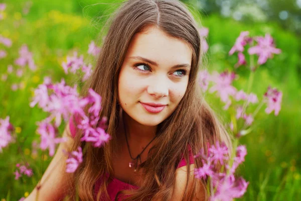 여름 꽃 필드에 여자 — 스톡 사진