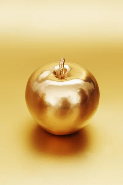 Manzana de oro sobre fondo de oro — Foto de Stock