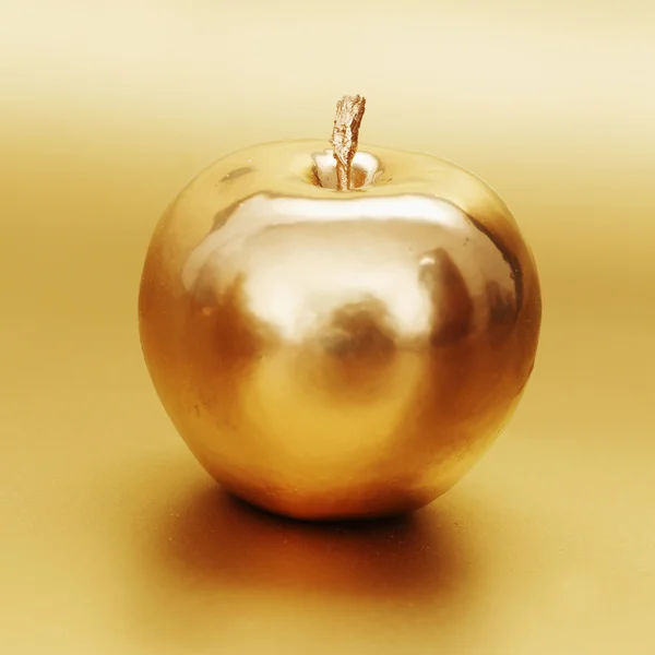 Manzana de oro sobre fondo de oro — Foto de Stock