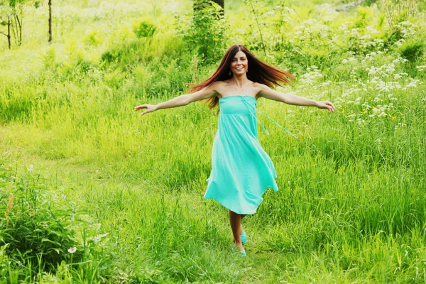 Krásná zdravá žena přírodní pozadí — Stock fotografie