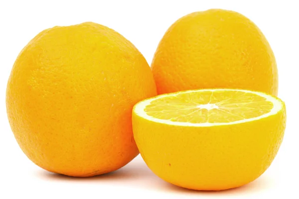 Стиглий апельсин ізольований на білому тлі — стокове фото