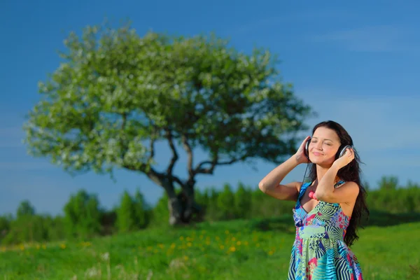Mujer joven disfrutando de la música — Foto de Stock