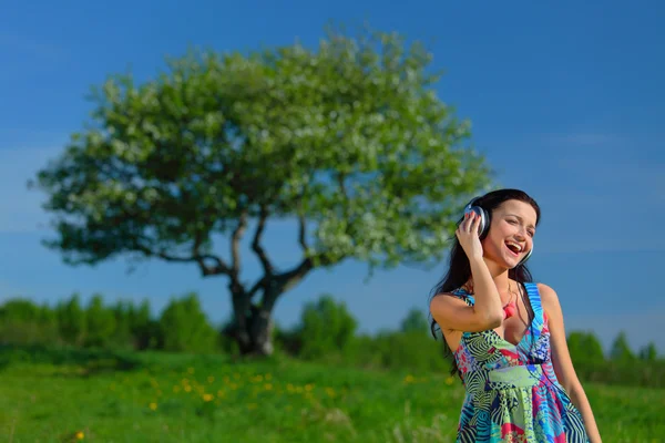 Young woman enjoying music — Stock Photo, Image