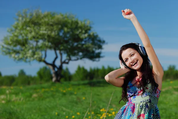 Młoda kobieta cieszy się muzyką — Zdjęcie stockowe