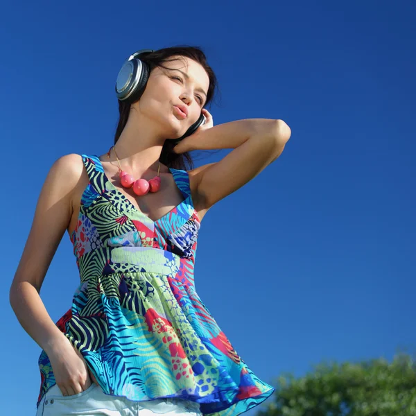 Genç kadın keyfi müzik — Stok fotoğraf