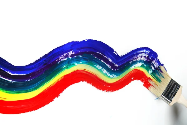 Tinta arco-íris na parede branca — Fotografia de Stock