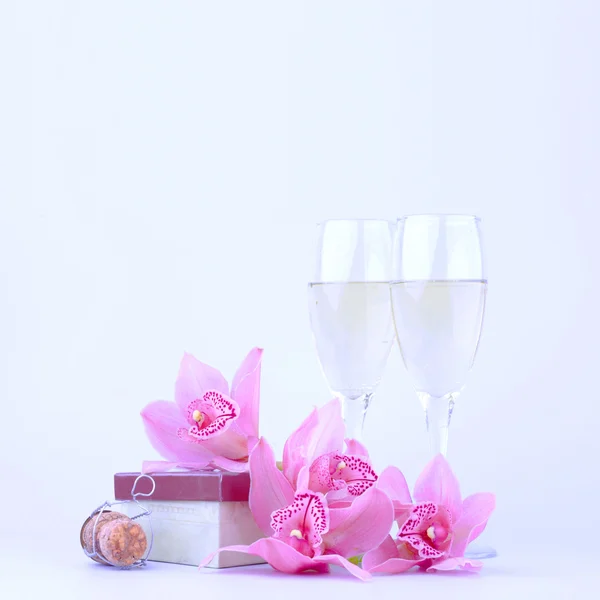 Schöne rosa Orchidee vor blauem Hintergrund — Stockfoto