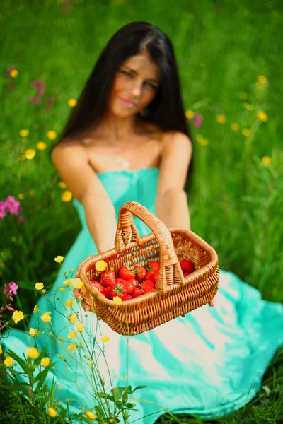 여자 손에 달콤한 딸기 — 스톡 사진