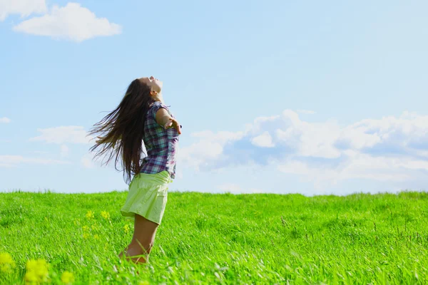 Woman on summer green field feel freedom — Stock Photo, Image