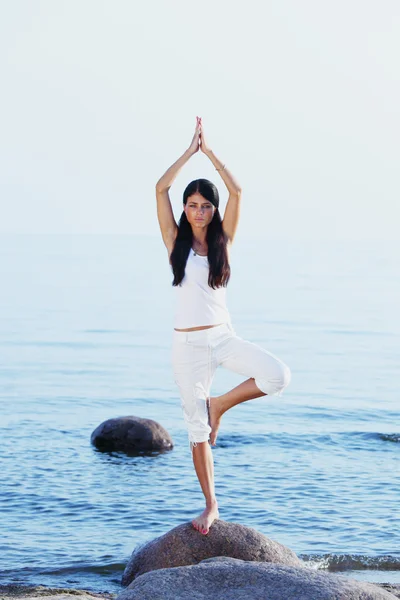 Yoga lotus meditatie positie voorzijde aan zee — Stockfoto