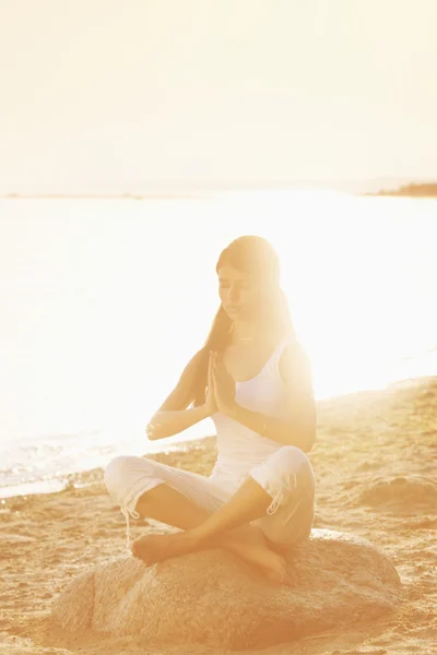 Posición de meditación de loto de yoga frente al mar — Foto de Stock