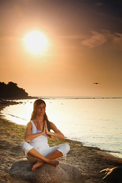 Silhouette della donna in posizione di meditazione loto yoga — Foto Stock