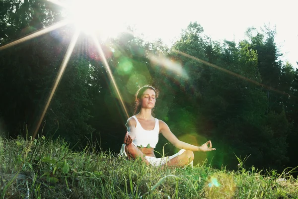 Fiatal nő jógázik a zöld parkban — Stock Fotó
