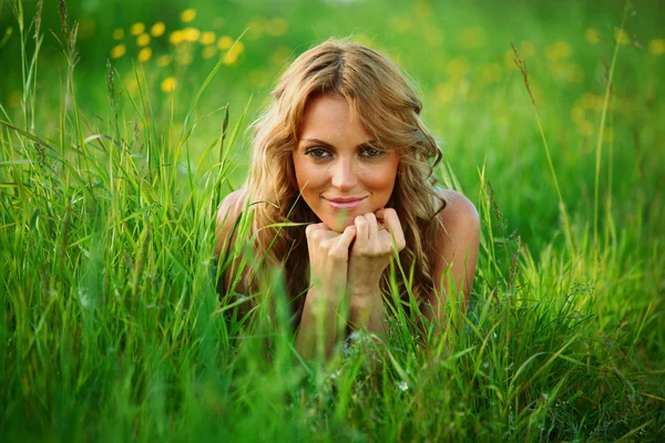 Blondine auf Gras — Stockfoto
