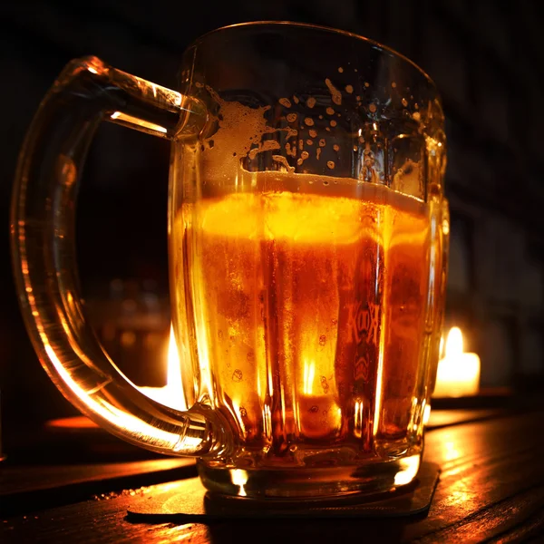 Cerveza en la oscuridad — Foto de Stock