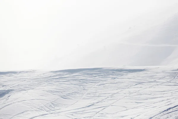 Narciarskie ślady na śniegu — Zdjęcie stockowe