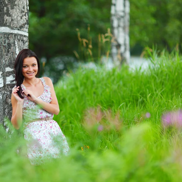 Vrouw op bloemenveld — Stockfoto