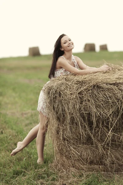 Девушка рядом с стогом сена — стоковое фото