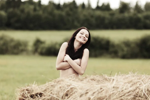 Chica al lado de haystack — Foto de Stock