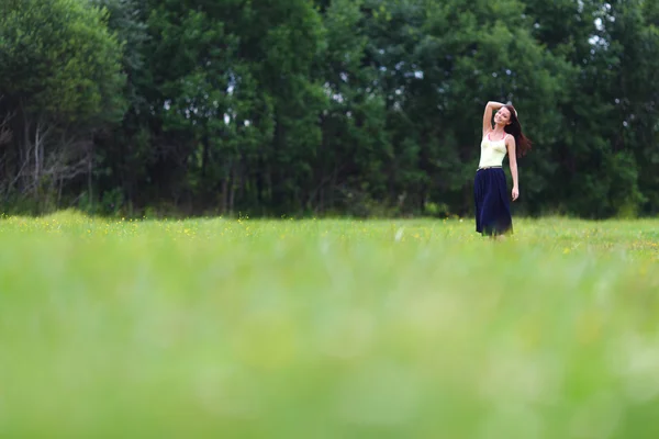 Γυναίκα στο πεδίο πράσινο γρασίδι — Φωτογραφία Αρχείου