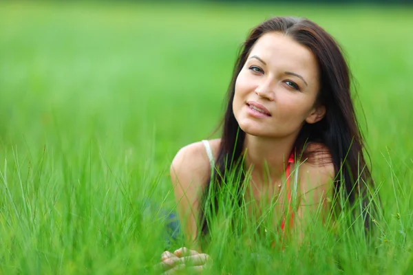 Жінка на траві — стокове фото