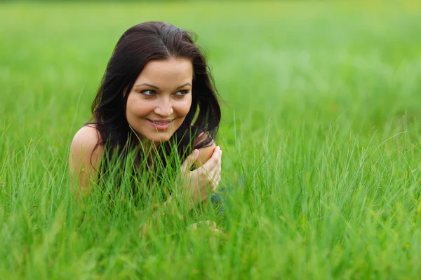 草地上的女人 — 图库照片