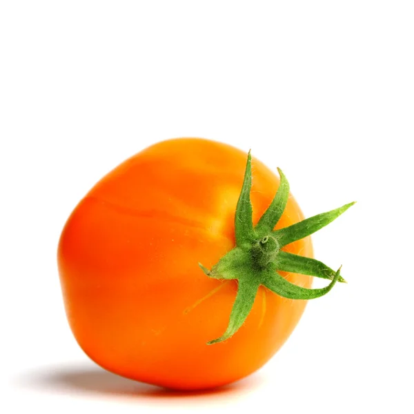 Tomate laranja em branco — Fotografia de Stock