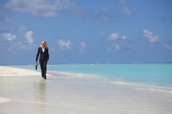 Business woman on the ocean coast — Stock Photo, Image