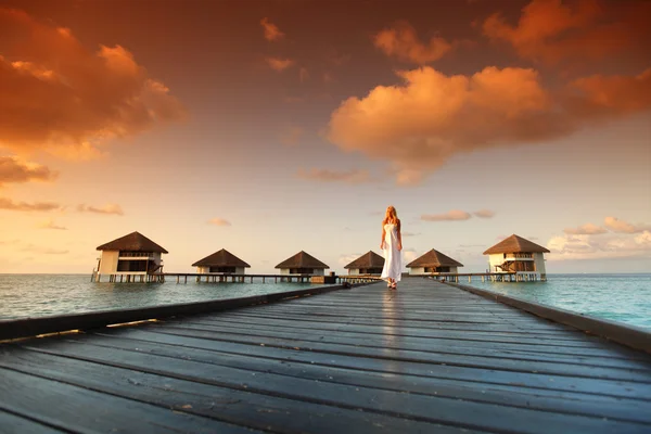 Nő a ruha, a Maldív-szigeteki sunset — Stock Fotó