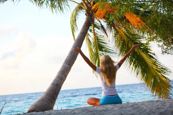 Yoga kvinde under palmen - Stock-foto