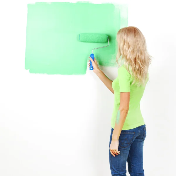 Mujer pintura en la pared — Foto de Stock
