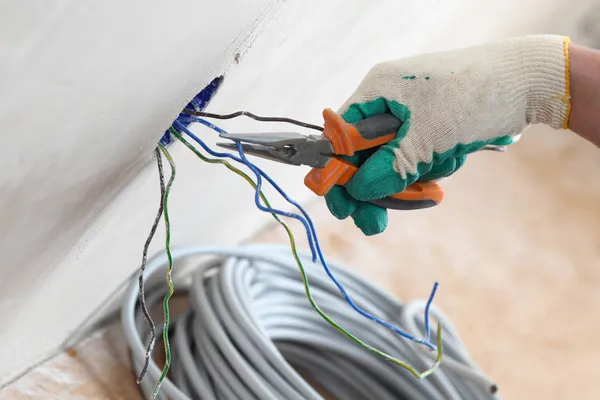 Trabajador pone los cables — Foto de Stock