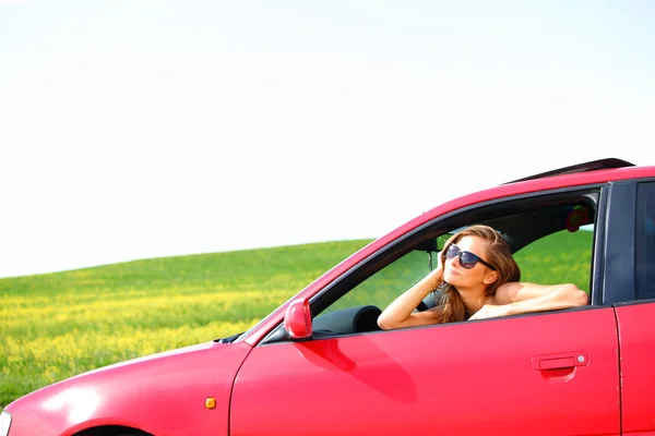 Donna in auto rossa — Foto Stock