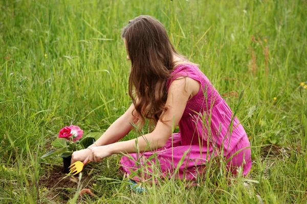 Девочка выращивает цветы — стоковое фото