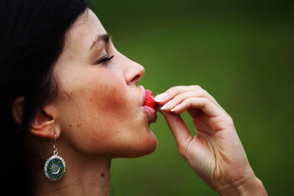 Woman eat strawberry — Stock Photo, Image
